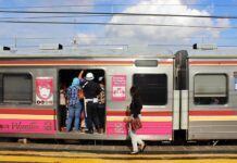 Antisipasi Lonjakan Penumpang Saat Aksi 112, KCJ Siapkan Rangkaian KRL Tambahan Penumpang KRL di Stasiun Juanda (KAORI Nusantara / Farouq Adhari)