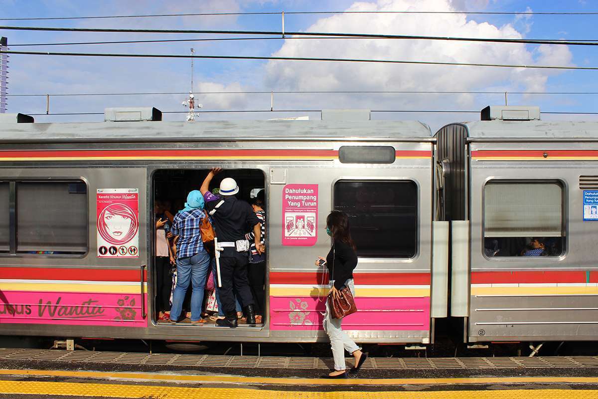 IMG_1896a Penumpang KRL di Stasiun Juanda (KAORI Nusantara / Farouq Adhari)