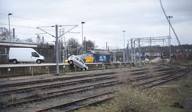 Sebuah mobil yang ditemukan tersungkur di rel Stasiun Norwich | Foto: Antony Kelly