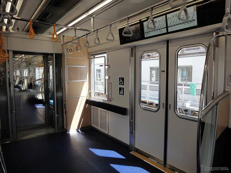 Interior KRL seri 13000 jalur Hibiya | Foto: Ōno Masato