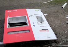 Bagian depan dari mesin tiket yang meledak (The Local / DPA)