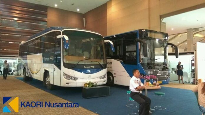 Bus armada Perum PPD dan Bus 'Maxi' Mayasari Bakkti