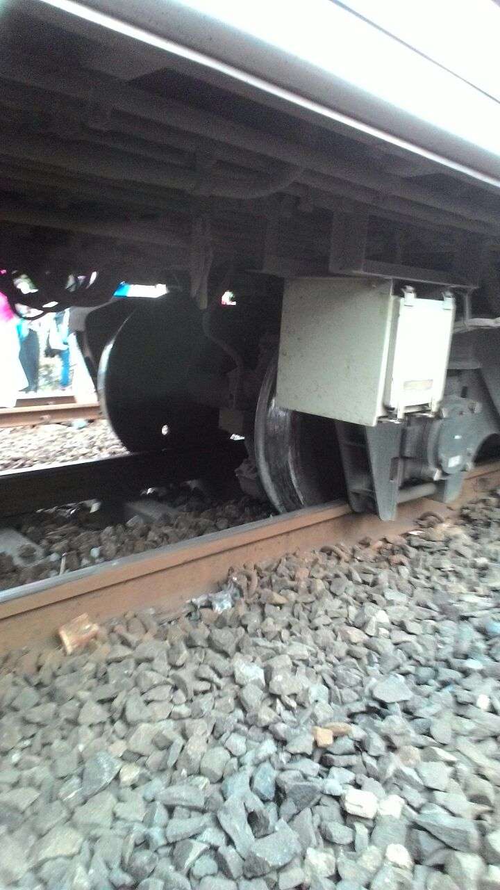 KRL Bekasi Tujuan Jakarta Kota Anjlok Dekat Jatinegara