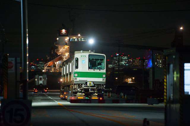 KRL seri 6000 Rangkaian 6124F dikirim ke pelabuhan Tokyo dengan trailer Cometto | Foto: Ryo Eby