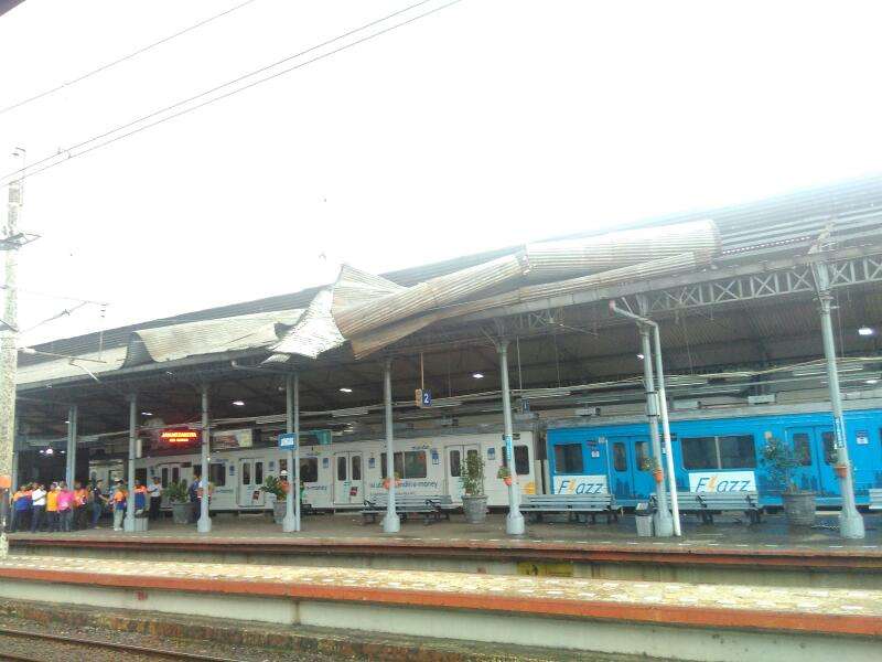 Atap Stasiun Jatinegara Tertiup Angin, Perjalanan KRL Terganggu