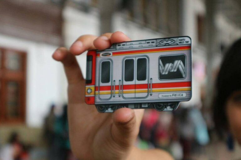 Varian terbaru Kartu Multi Trip dengan bentuk KRL | Sumber Foto: @transportforjakarta (Instagram)
