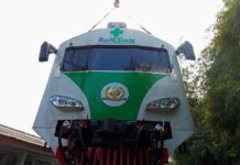 Kereta Kesehatan “Rail Clinic 3” Tiba di Bumi Andalas Rail Clinic 3 sedang diangkat menggunakan crane di Stasiun Pidada ( Ikhwan Perdana Berialldy / Baradipat )