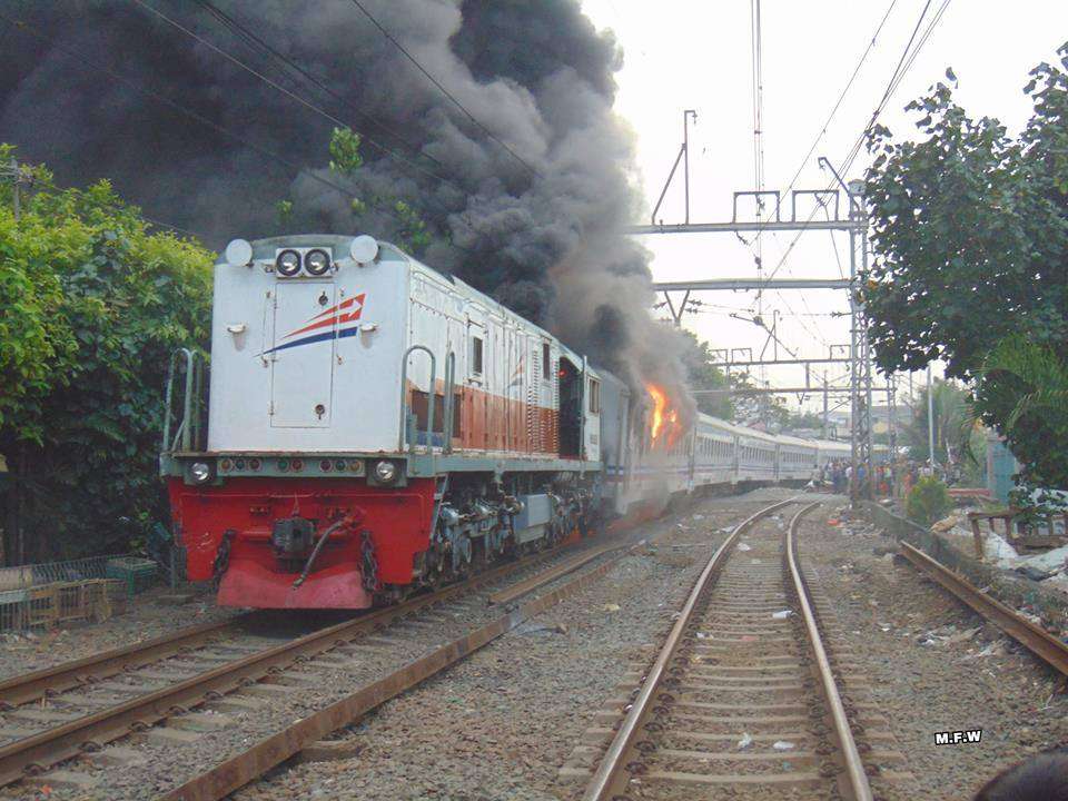 19149349_1889429554641326_3204824682810097467_n KA Walahar Ekspress (Tanjung Priok - Purwakarta) terbakar hebat paca menabrak pickup (Facebook / M Fajar Widianto - Indonesian Railfans)