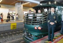 Kereta Super Mewah Milik JR West Jalani Debutnya! Staf JR West bersama dengan kereta super mewahnya | Sumber: KYODO