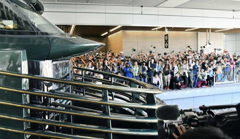 Railfans yang memenuhi peron hanya untuk mengabadikan pemberangkatan perdana "Twilight Express Mizukaze" | Sumber: KYODO