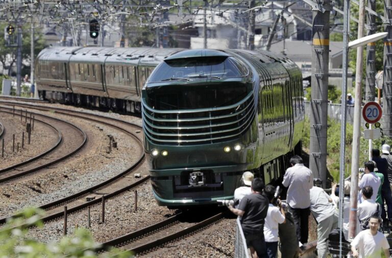 Para pemburu foto kereta api yang mengabadikan "Twilight Express Mizukaze" | Sumber: KYODO