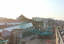Tanah Pijakan Amblas, Crane Proyek LRT Timpa Rumah Warga