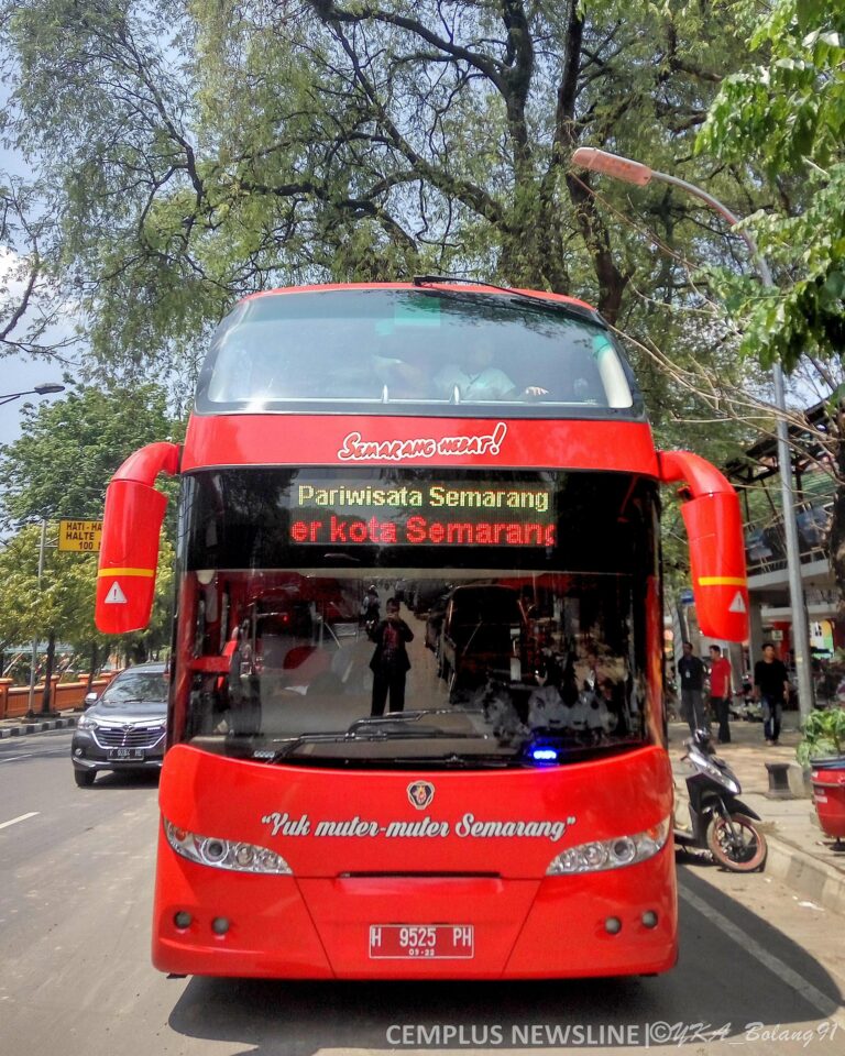 Bus tingkat wisata yang siap mengantar para wisatawan dalam berkeliling kota Semarang