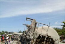 Gerbong angkutan semen yang terguling di stasiun Pauhlima | Sumber: Istimewa