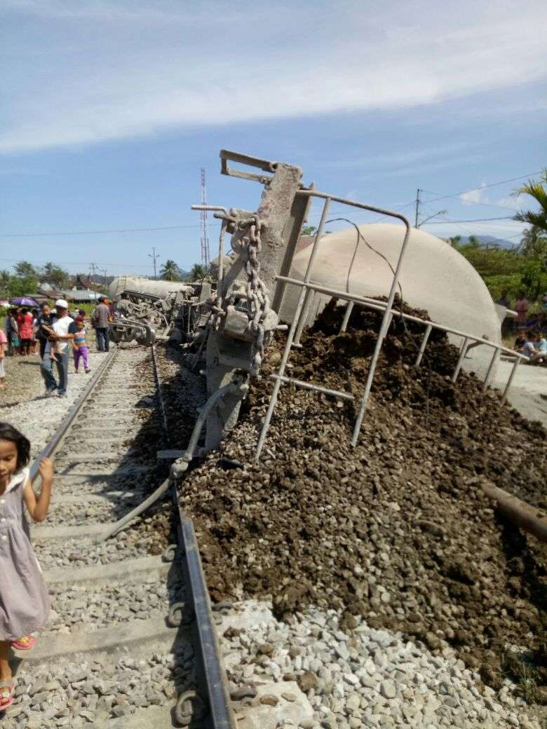 WhatsApp Image 2017-10-25 at 10.51.18 Gerbong angkutan semen yang terguling di stasiun Pauhlima | Sumber: Istimewa