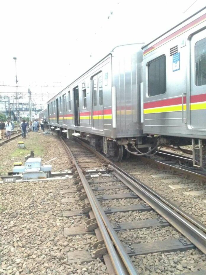 jr-205-95-anjlok-jatinegara