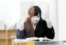 Siswi Osaka Berambut Coklat