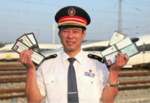 Masinis KA di Tiongkok yang mengantongi enam lisensi KA, Xue Jun | Foto: CGTN Photo