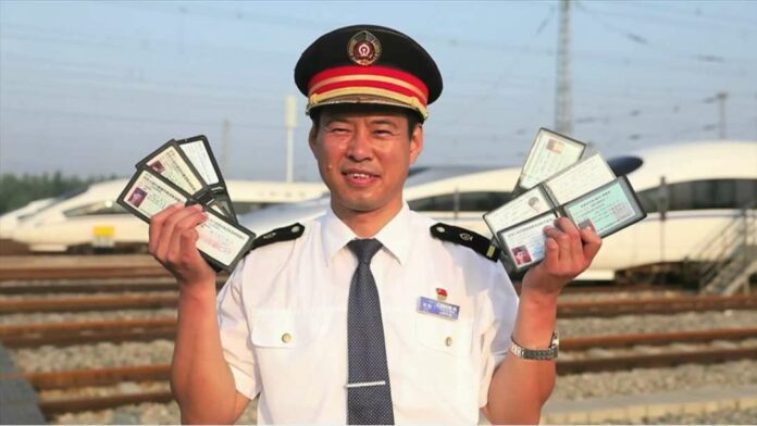 feed0e14-4e60-41c6-ad0b-5819f9fc9782 Masinis KA di Tiongkok yang mengantongi enam lisensi KA, Xue Jun | Foto: CGTN Photo