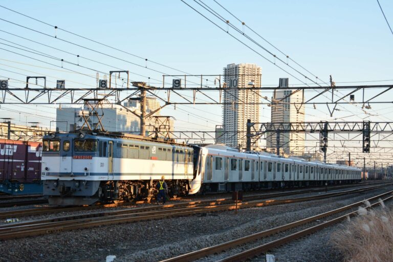 Proses penyatuan lokomotif EF65 dengan rangkaian KRL seri 6020 | Foto: Adeliae