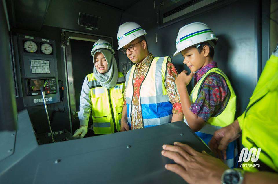 Anies Baswedan di dalam kabin MRT Jakarta | Dok. MRT Jakarta