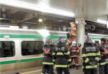 Sejumlah petugas pemadam kebakaran yang tengah memeriksa dampak kebakaran pada rangkaian di peron stasiun Sendai. (Kahoku.jp)