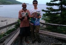 Turis Jepang ini Mengenalkan Eromanga Sensei ke Penduduk Pulau Erromanga