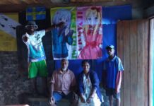 Turis Jepang ini Mengenalkan Eromanga Sensei ke Penduduk Pulau Erromanga