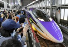 Shinkansen Evangelion “Tamat”, Sejumlah Penggemar Lepas Perjalanan Terakhirnya Sejumlah penggemar yang melepas perjalanan terakhir Shinkansen Evangelion | Sumber: Kyodo News