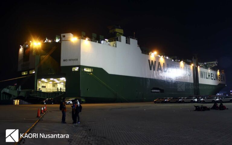Kapal jenis Vehicles Carrier pengangkut kereta LRT Jakarta, Turandot.