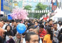 ke ennichisai naik kendaraan umum