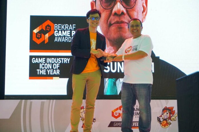 Muhammad Neil Ilham (Kanan), Direktru Fasilitasi Infrastruktur TIK Bekraf mewakili Hari Sungkari