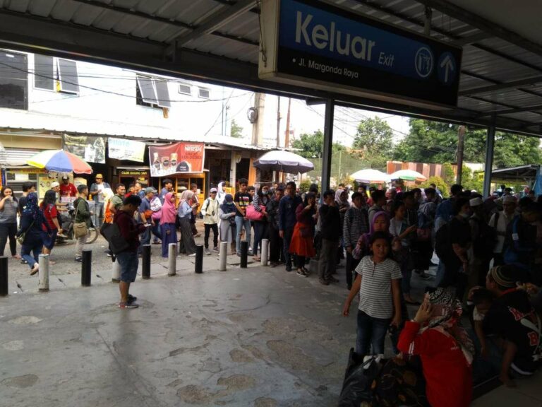 Antrian Calon Penumpang