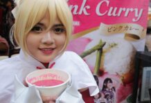 Mencicipi Kari Pink di Ennichisai 2018