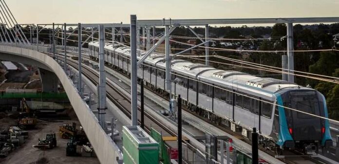 Kereta diujicoba diatas jembatan Windsor (David Loneragan/RailExpress.com.au)