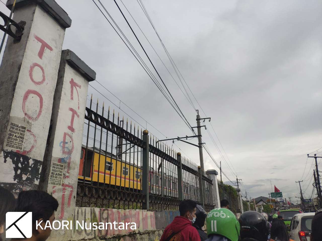 Kereta yang tidak anjlok dievakuasi menuju stasiun Bojong Gede