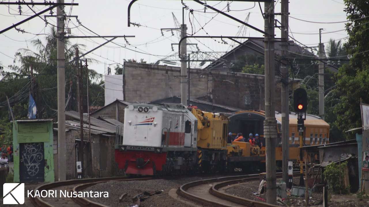 Crane Kirow Dipo Bandung melintas di petak jalan Bojong Gede - Cilebut