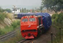 Persiapan Angkutan Lebaran, INKA Kirim 2 Rangkaian Kereta Stainless Steel ke Divre 4