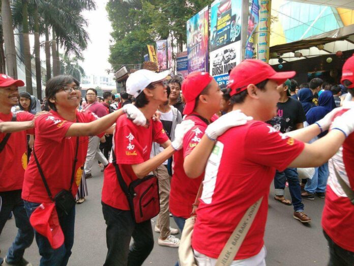 tim ennichisai menembus keramaian