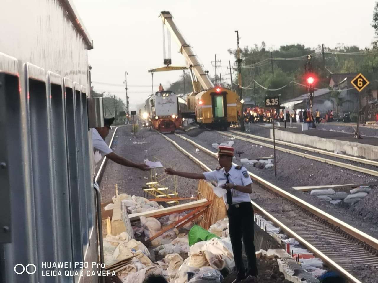 Kondisi rangkaian yang anjlok Rabu (04/11), Pagi | Foto : Aditya Eka
