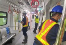 Mengintip Proses Deep Cleaning Kereta LRT Jakarta