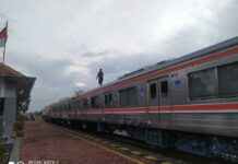 krl nyerempet jembatan