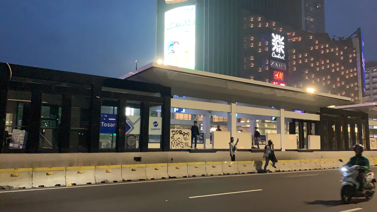 Halte Tosari yang dirusak massa | Sumber: Adriansyah Yasin