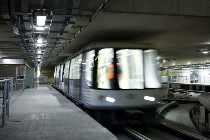 1200px-Heathrow_Terminal_5_-_Track_Transit_System_(2307580672)