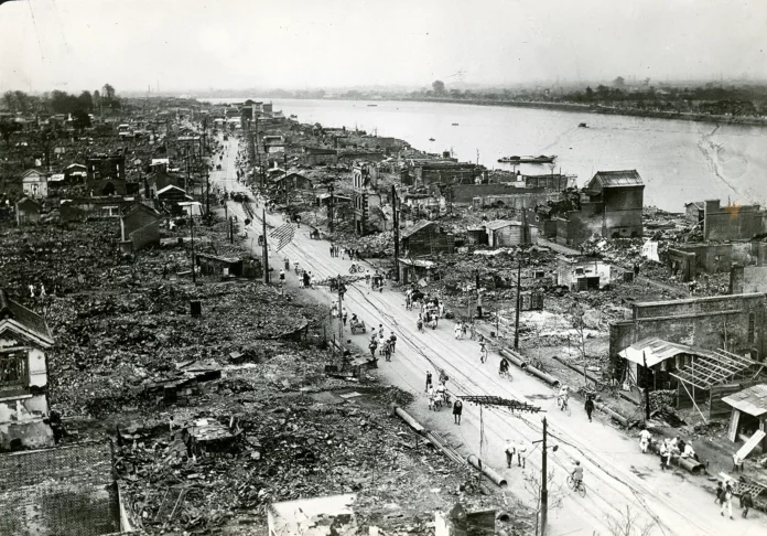 gempa-tokyo-1923 Kehancuran kota Yokohama setelah gempa besar Kanto, 1923. (Brittanica)