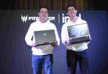 Andreas Lesmana, Gaming Product Manager dan Taher Maulana, Presales Acer Indonesia memperlihatkan Produk New Predator Helios Neo 16