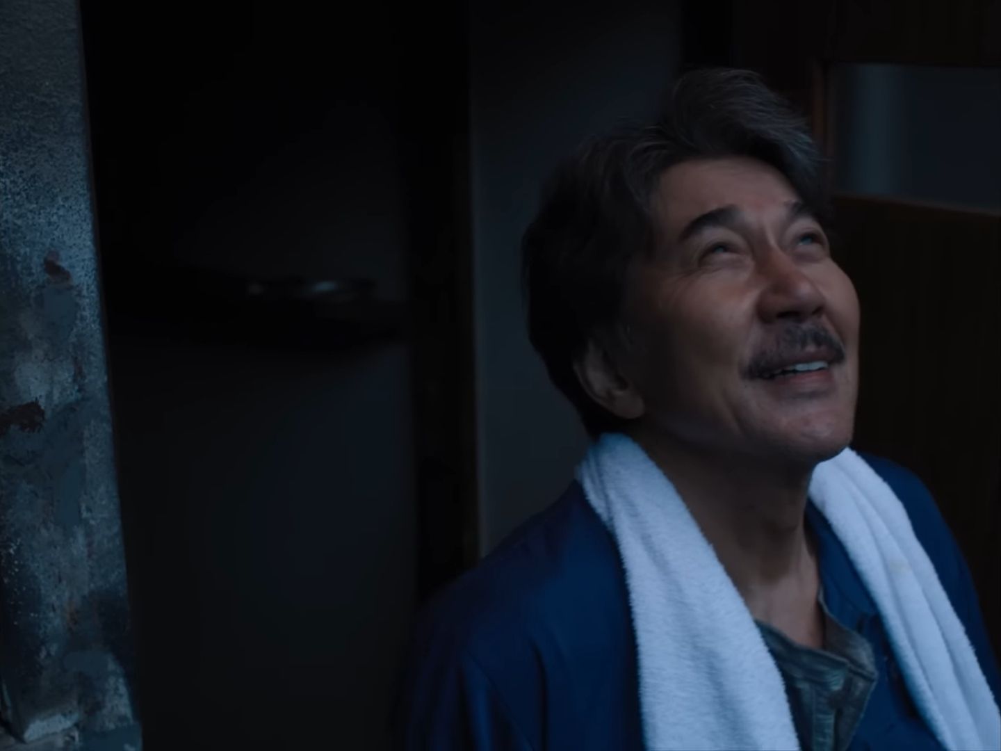 Koji Yakusho menatap langit di pagi hari.