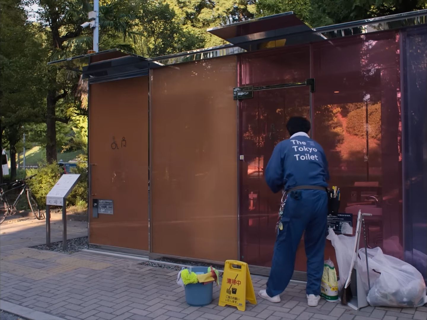 Hirayama bekerja membersihkan toilet