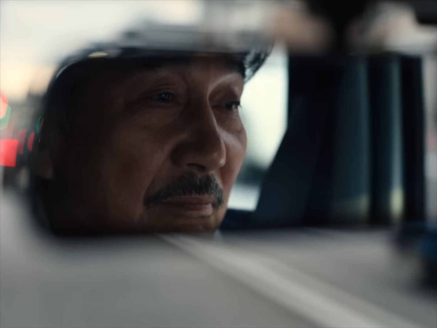 Hirayama mendengar lagu di mobilnya.