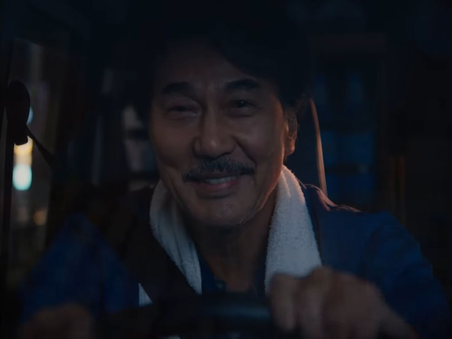 Hirayama mendengar lagu di mobilnya.